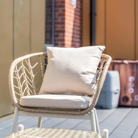 Penthouse With Hot Tub & View Of Minister