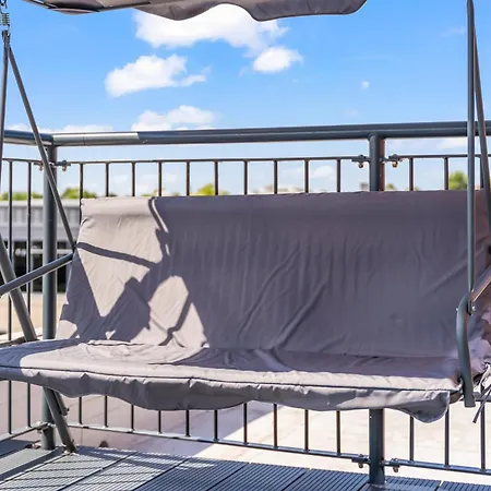 Penthouse With Hot Tub & View Of Minister Apartmán *