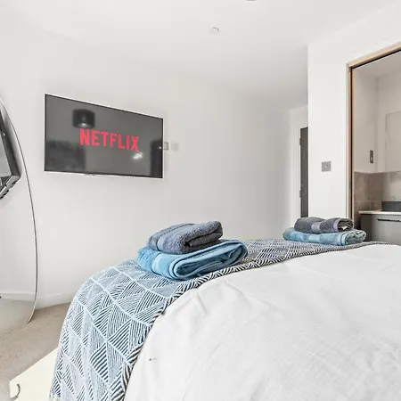 Penthouse With Hot Tub & View Of Minister