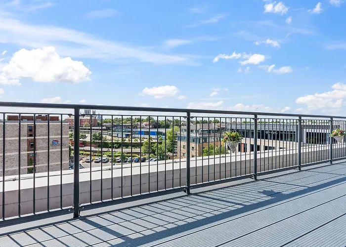 Penthouse With Hot Tub & View Of Minister